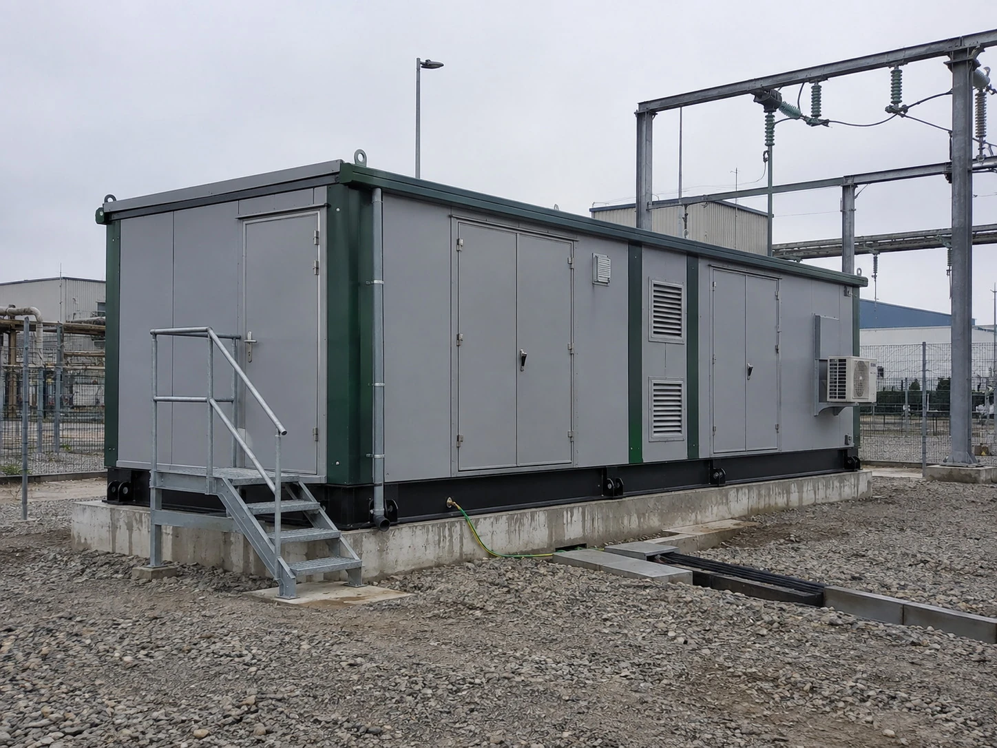 Compact substation installed in a photovoltaic power yard