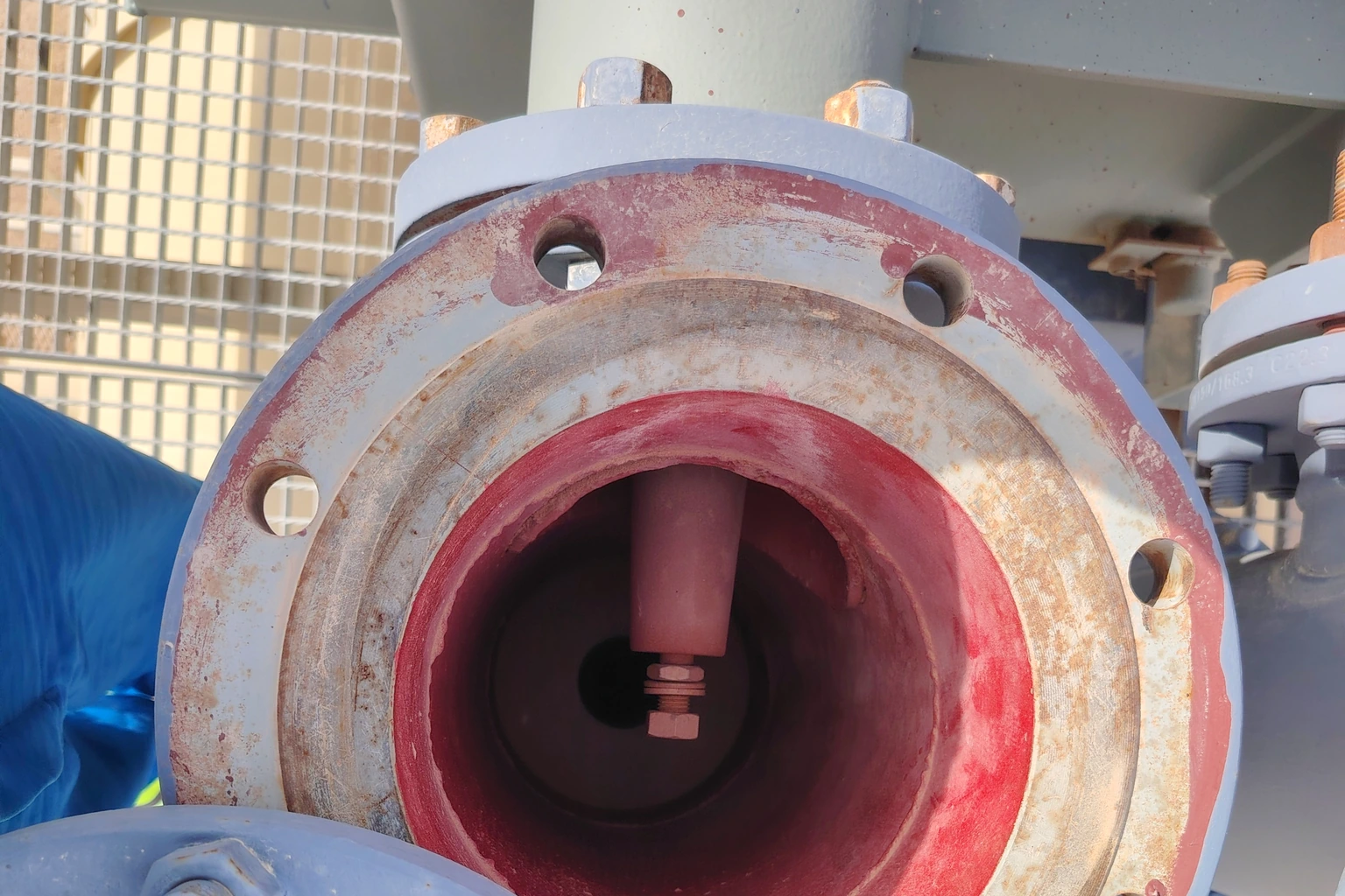 Desalter HV Feedthrough — vessel flange inspection