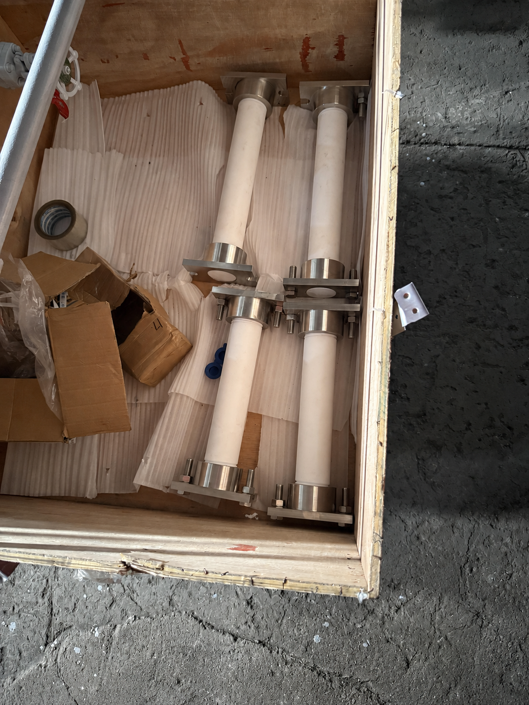 Suspension insulator assemblies with white insulating bodies and metal end fittings in protective packaging
